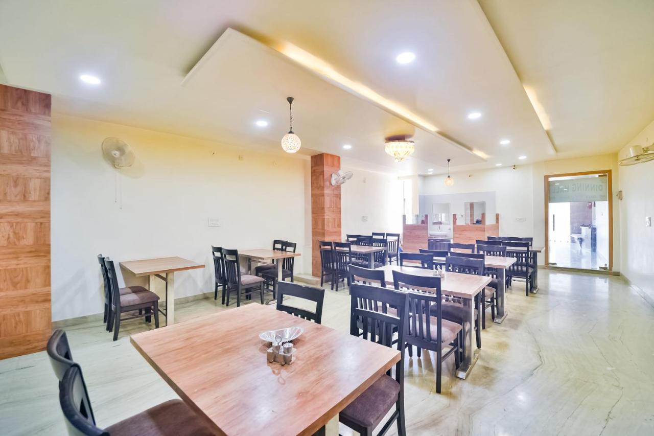 Capital O 23129 Chelsea Palace Hotel Khajuraho Luaran gambar